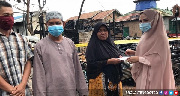 Wabup Seruyan Kunjungi Desa Sembuluh Dan Bagikan Masker
