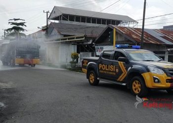 Sejumlah Jalan Protokol di Kota Sampit Disemprot Disenfektan