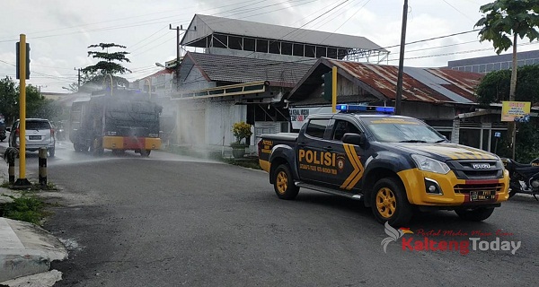 Sejumlah Jalan Protokol di Kota Sampit Disemprot Disenfektan