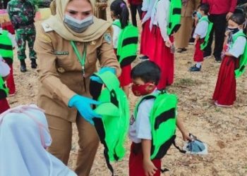 Wabup Seruyan Bagikan Tas Bagi Anak Sekolah Di Telaga Pulang