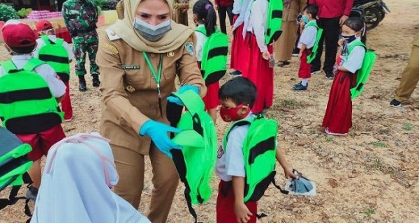 Wabup Seruyan Bagikan Tas Bagi Anak Sekolah Di Telaga Pulang