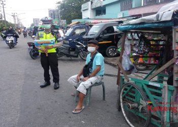 Sembari Atur Arus Lalin, Satlantas Polresta Palangka Raya Sosialisasi Prokes di Pasar Besar