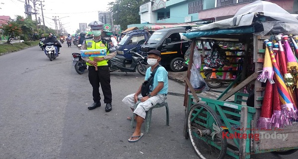Sembari Atur Arus Lalin, Satlantas Polresta Palangka Raya Sosialisasi Prokes di Pasar Besar