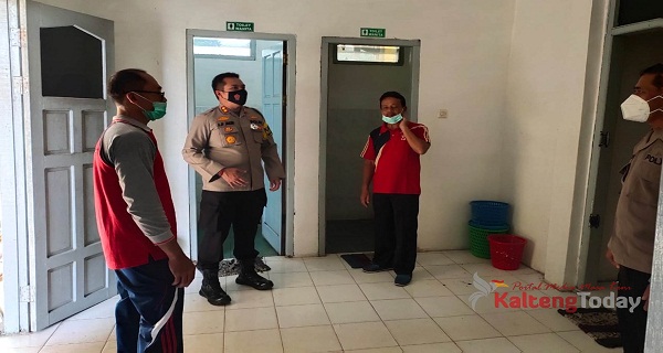 Asrama Tempat Tinggal BKO Polda Kalteng diSemprot Disinfektan