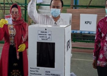 Bupati Seruyan Dan Istri Gunakan Hak Pilih di TPS 20