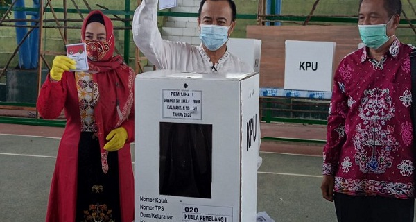 Bupati Seruyan Dan Istri Gunakan Hak Pilih di TPS 20