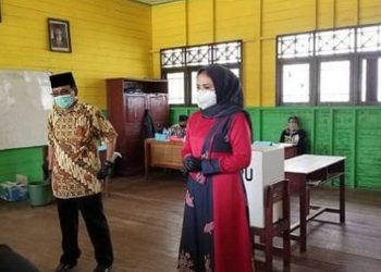 Wabup Seruyan Gunakan Hak Pilih di TPS 05 Desa Sembuluh I