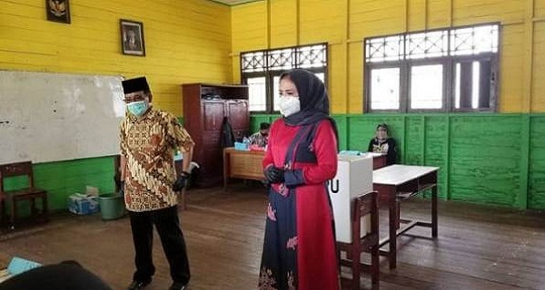 Wabup Seruyan Gunakan Hak Pilih di TPS 05 Desa Sembuluh I