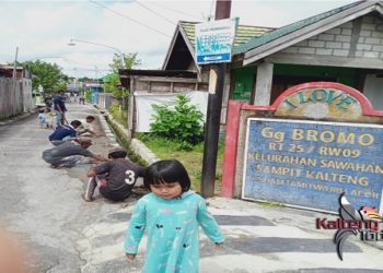 Awal 2021 Warga Sawahan Sampit Gotong Royong Perbaiki Fasilitas Jalan