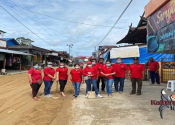 Rayakan HUT PDIP ke-48, PDIP Gunung Mas Gotong Royong Timbun Jalan Nyai Balau di Kecamatan Tewah