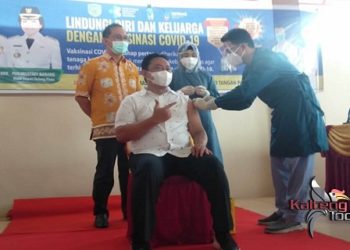 Bupati Edy Pratowo Orang pertama di Pulang Pisau Disuntik Vaksin Covid-19
