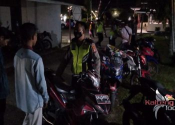 Personel Satlantas Polres Barsel berbincang dengan para pengendara bermotor yang menggunakan knalpot brong (shan)