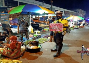 Lakukan Penerangan Keliling di Pasar Subuh, Polisi Ajak Pedagang Patuhi Prokes