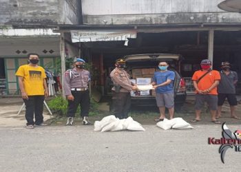 Polsek Gunung Bintang Awai dan Karang Taruna Kirimkan Bantuan Untuk Korban Banjir