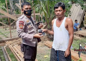 Bhabinkamtibmas Polsek Murung Pertahankan Desa Binaannya Sebagai Zero Covid-19
