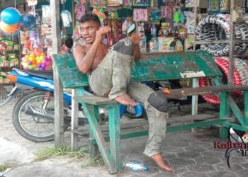 Meresahkan, Orang Gila Menggangu Pedagang Kue di Jalan Seth Adji Palangka Raya