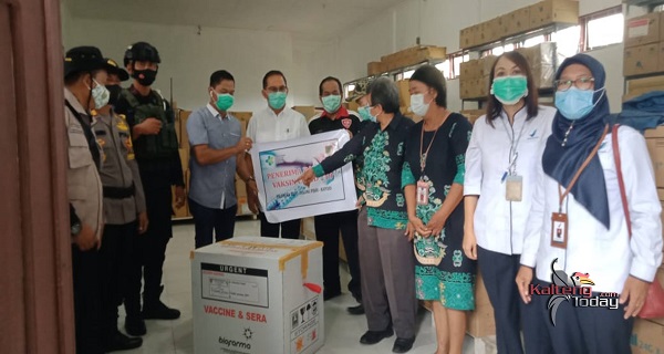 Dikawal Polisi, Vaksin Covid-19 Tiba di Pulang Pisau