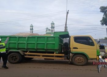 Polisi Minta Pengemudi Truck Pasir Harus Menutup Muatannya