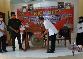 Bunyikan Gong, Bupati Seruyan Lakukan Kick Off Pemungutan Pajak Tahun 2021