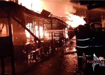 Komplek Panarung Bawah Membara, Puluhan Rumah Warga Terbakar