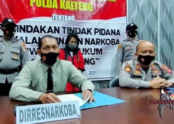 Kalteng Today - Palangka Raya, - Seorang Ibu Rumah Tangga bernisial (39) warga Kelurahan Ba'amang Hilir, Kecamatan Ba'amang, Kabupaten Kotawaringin Timur ini akhirnya diciduk oleh aparat Kepolisian dari Subdit II Direktorat Reserse Narkoba Polda kalteng