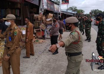 Hindari Lakalantas,Tim Gabungan Kecamatan Timpah Tertibkan Pedagang