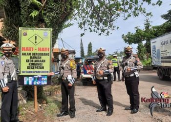 Sat Lantas Polres Kotim Sebar Dan Pasang 30 Spanduk Himbauan Keselamatan Berlalu Lintas