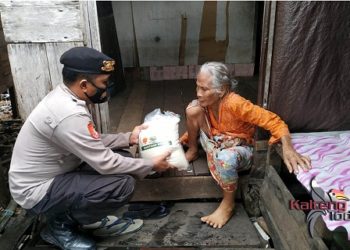 Warga Kurang Mampu Danau Sembuluh Dapat Bantuan 100 Kg Beras dari Polisi