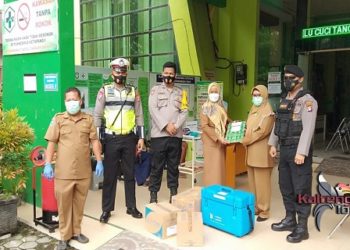 Satlantas Polres Kotim Kawal Vaksin Ke Puskesmas. Sampit. Satuan Lalu Lintas Polres Kotim, Polda Kalteng, melaksanakan pengawalan pendistribusian Vaksin dari Gudang Farmasi Dinas Kesehatan (Dinkes) Kotim menuju ke puskesmas yang berada di Sampit. Kegiatan pengawalan yang berlangsung pada, Senin (8/02/2021) sekitar Pukul 09.00 WIB. Kapolres Kotim AKBP Abdoel Harris Jakin melalui Kasatlantas AKP Salahiddin menjelaskan, pengawalan tersebut dilaksanakan guna memastikan kelancaran dan keamanan serta menghindari terjadinya hambatan saat pendistribusian yang telah dijadwalkan oleh Dinkes Kotim di Fasilitas Kesehatan (Faskes) penyelenggara vaksinasi di Kotim, jelasnya, Senin (8/2). “Sesuai perintah Kapolres Kotim melalui Kasat Lantas akan selalu siap siaga kapan saja untuk melaksanakan pengawalan agar kegiatan vaksinasi dapat berjalan dengan aman dan lancar sesuai jadwal,”tegasnya. Selain melakukan pengawalan, personel Satlantas Polres Kotim juga menjaga dan mengamankan jalur yang dilalui rombongan pengawalan iring - iringan kendaraan yang membawa Vaksin Corona Virus Disease 2019 Covid-19, ungkapnya. Hampir setiap simpang jalan yang dilalui rombongan yang berada di Kotim dijaga minimal dua personel Satlantas Polres Kobar, dari Kantor Dinas Kesehatan Kabupaten Kotim,paparnya. "Kami tidak ingin rombongan pengawalan yang membawa Vaksin Covid-19 perjalanannya jadi terhambat apalagi sampai ada gangguan, makanya di setiap simpang jalan kami tempatkan personel minimal dua orang, sehingga harapannya kegiatan pengawalan berjalan dengan lancar dan aman," pungkasnya. (Arif)