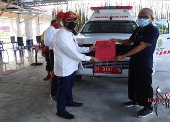 Tingkatkan Pelayanan Kesehatan, Bupati Seruyan Serahkan Ambulance