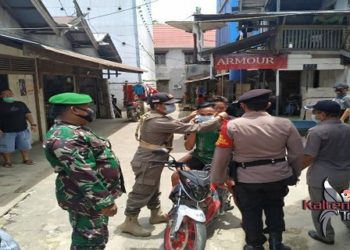 Patroli Gabungan Gumas Berikan Sosialisasi 3 M ke Pasar dan Toko