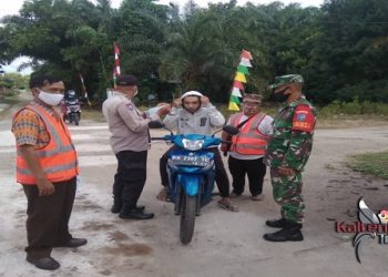 Babinsa Bersma Bhabinkamtibmas Kelurahan Menteng, Laksanakan Penegakan PPKM Berbasis Mikro