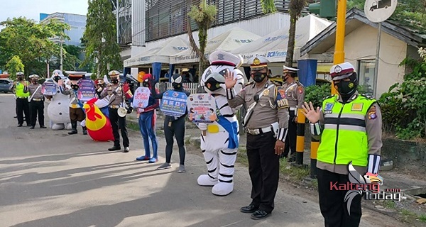 Ini Cara Unik Polisi Saat Lakukan Sosialisasi Prokes