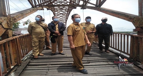 Dinas PUPRPKP Kabupaten Kapuas Tinjau Jembatan Lengkung Untuk Teknis Pembongkaran