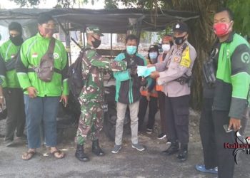 Bhabinsa dan Bhabinkabtibmas Kelurahan Menteng, Edukasi Masyarakat Patuhi Prokes