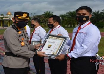 Tujuh Personil Polres Barsel Terima Penghargaan