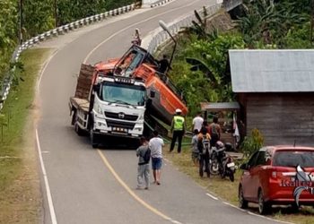 Disalip Mobil, Truk Tonton Muatan Excavator Nyaris Nyemplung Sungai Kahayan di Gunung Mas