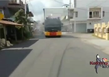 Mobil Water Canon Polres Seruyan Lakukan Penyemprotan Disinfektan di Jalan Protokol