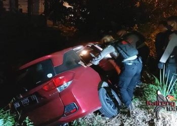 Diduga Mabuk, Sopir Mobil Rentalan Masuk Parit