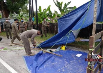 Membandel, Satpol PP Bongkar Lapak PKL Di Pinggir Jalan Protokol Palangka Raya