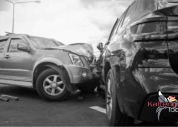 Kendarai Mobil Saat Ngantuk, Pengemudi Ini Tabrak Mobil Parkir di Tepi Jalan