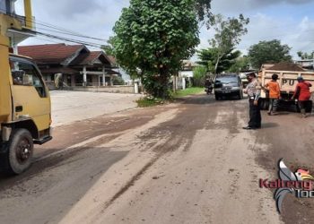 Satlantas Polres Kotim Pantau Perbaikan Jalan
