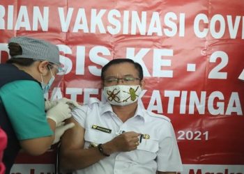 Bupati Sakariyas Dan Ketua TP - PKK Katingan Terima Vaksin Dosis Pertama