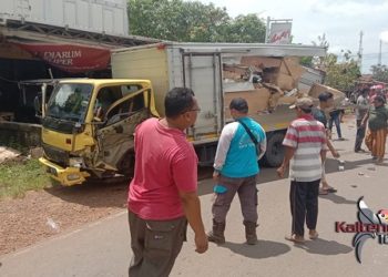 Saat Ganti Ban Pecah, Pengemudi Truk Tangki Tewas di KM 30 Kecamatan Cempaga