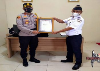 Kapolres Serahkan Piagam Penghargaan Kapolda Kepada Kepala Bandara Kuala Pembuang