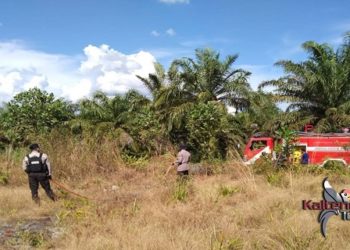 Polsek Hanau Dan Damkar Siram Lahan Rawan Kebakaran