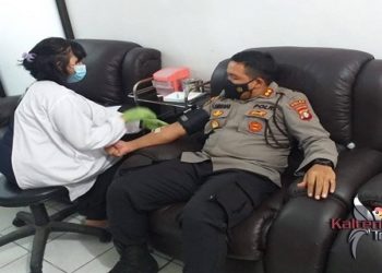 Bantu Korban Jambret Jalan Ramin II Operasi, Wadir Samapta Polda Kalteng Donorkan Darahnya