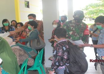 Didampingi Babinsa, 65 Pedagang Pasar Kahayan Palangka Raya Vaksinasi Covid-19