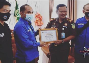 Kajari Mendapat Kunjungan dan Diberikan Penghargaan Dari PWI Mura