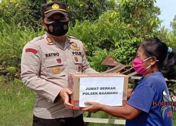 Program Jumat Berkah, Polsek Baamang Bantu Warga